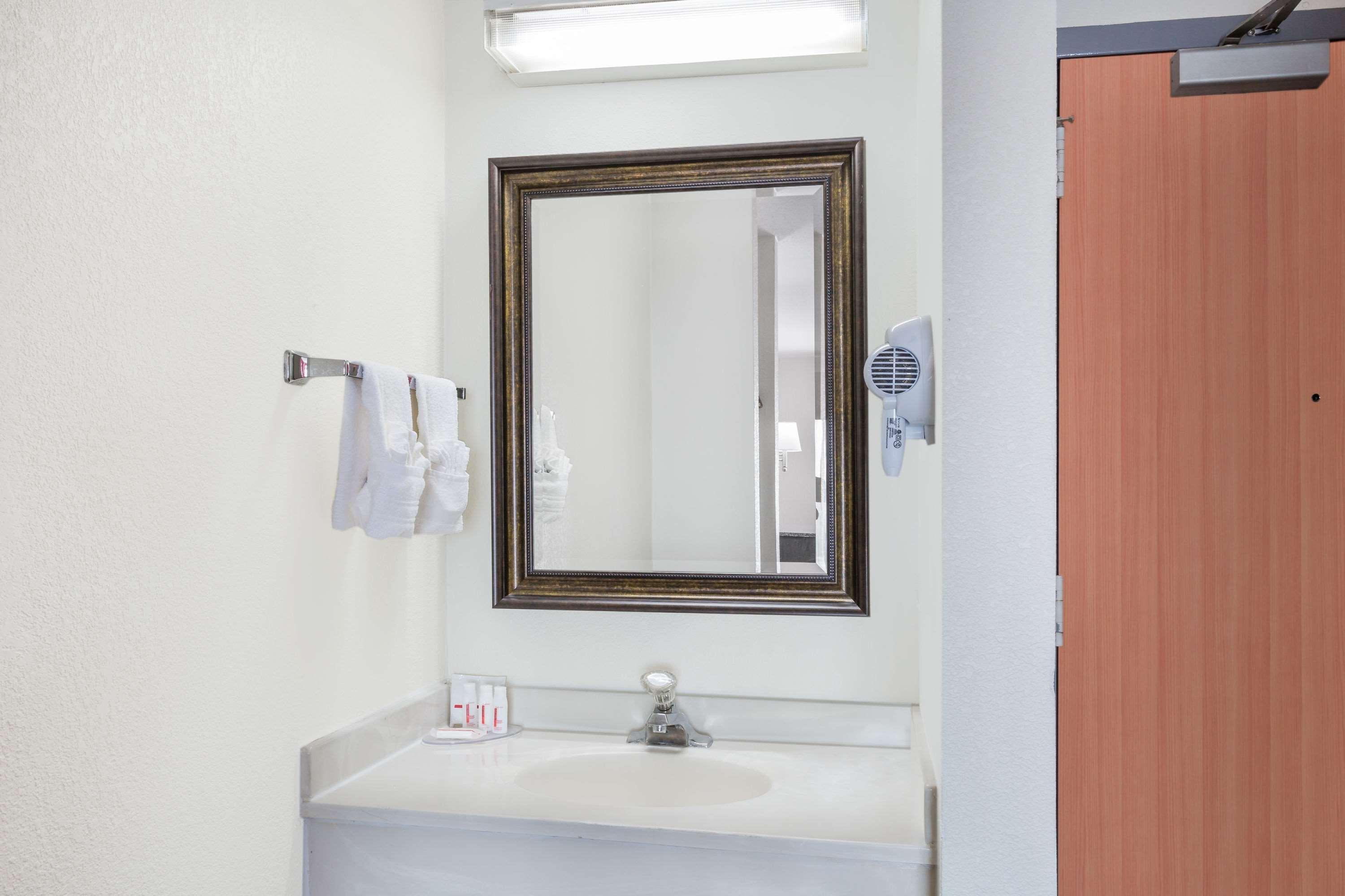 Clarion Pointe - Greensboro Coliseum Area Экстерьер фото
