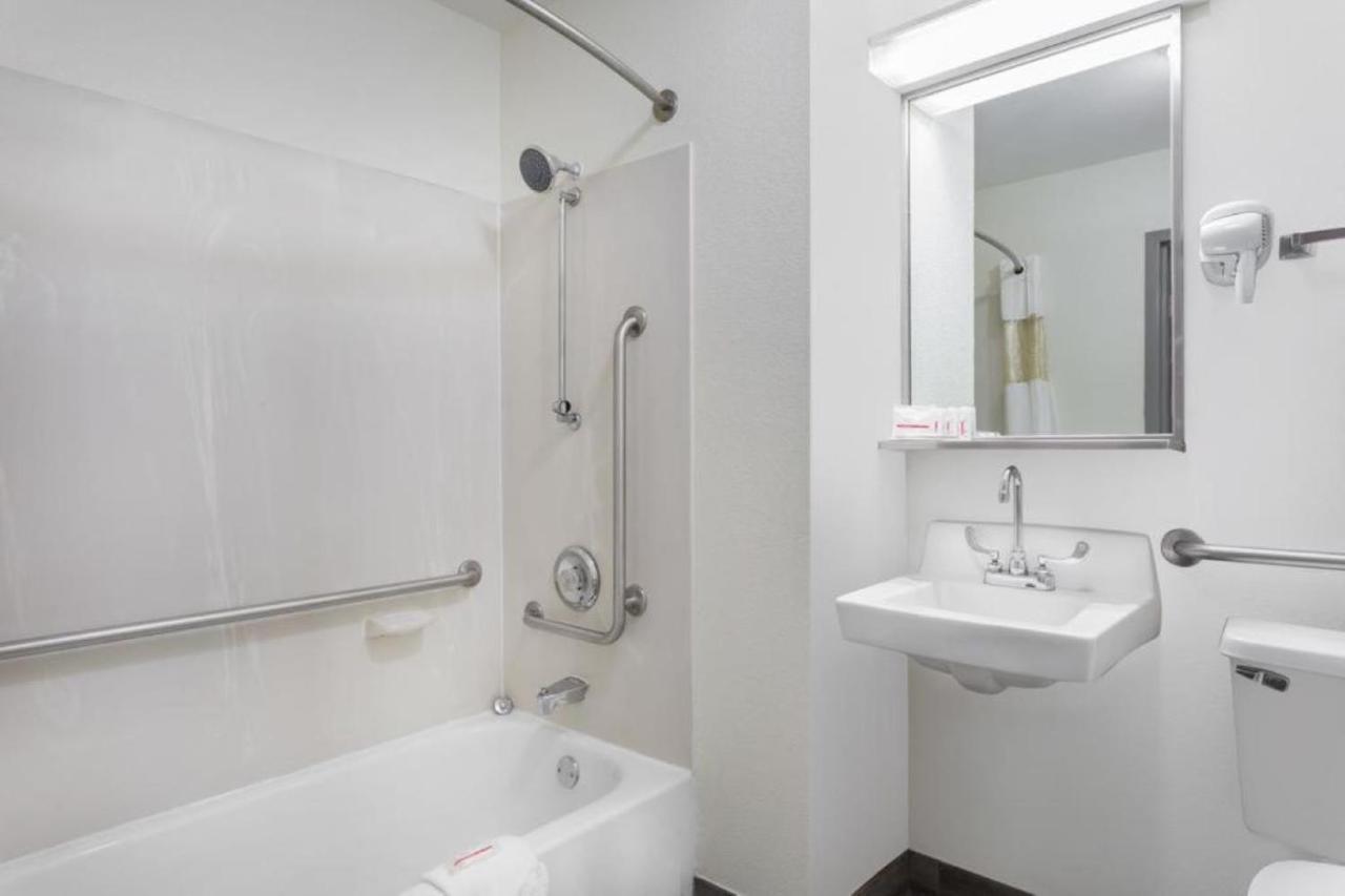 Clarion Pointe - Greensboro Coliseum Area Экстерьер фото