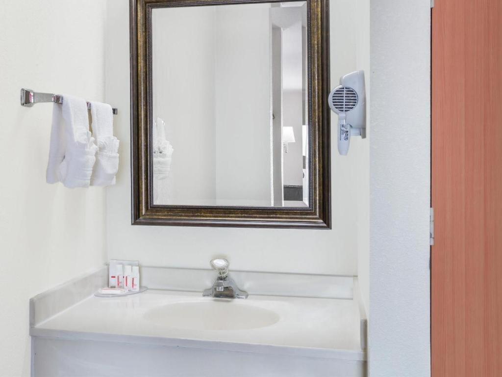 Clarion Pointe - Greensboro Coliseum Area Экстерьер фото