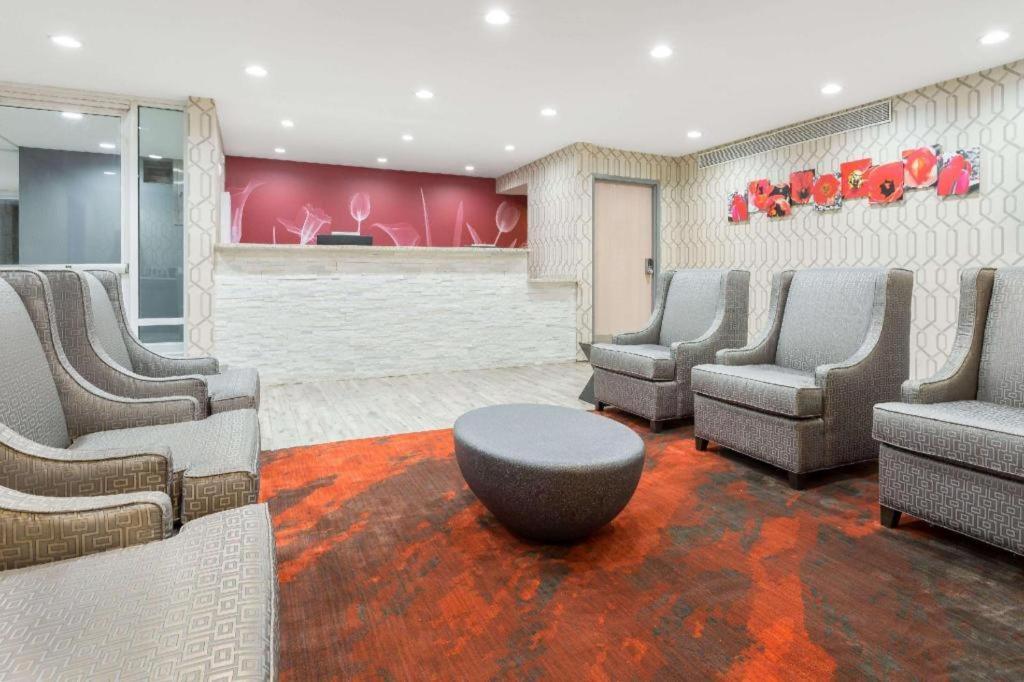 Clarion Pointe - Greensboro Coliseum Area Экстерьер фото