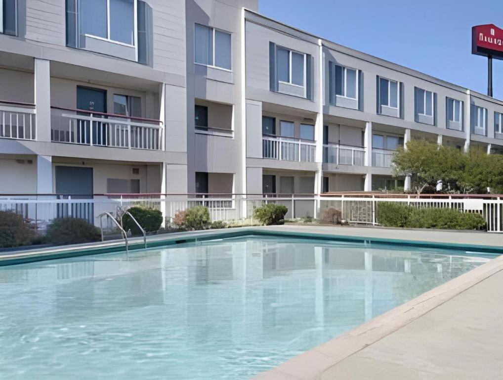 Clarion Pointe - Greensboro Coliseum Area Экстерьер фото
