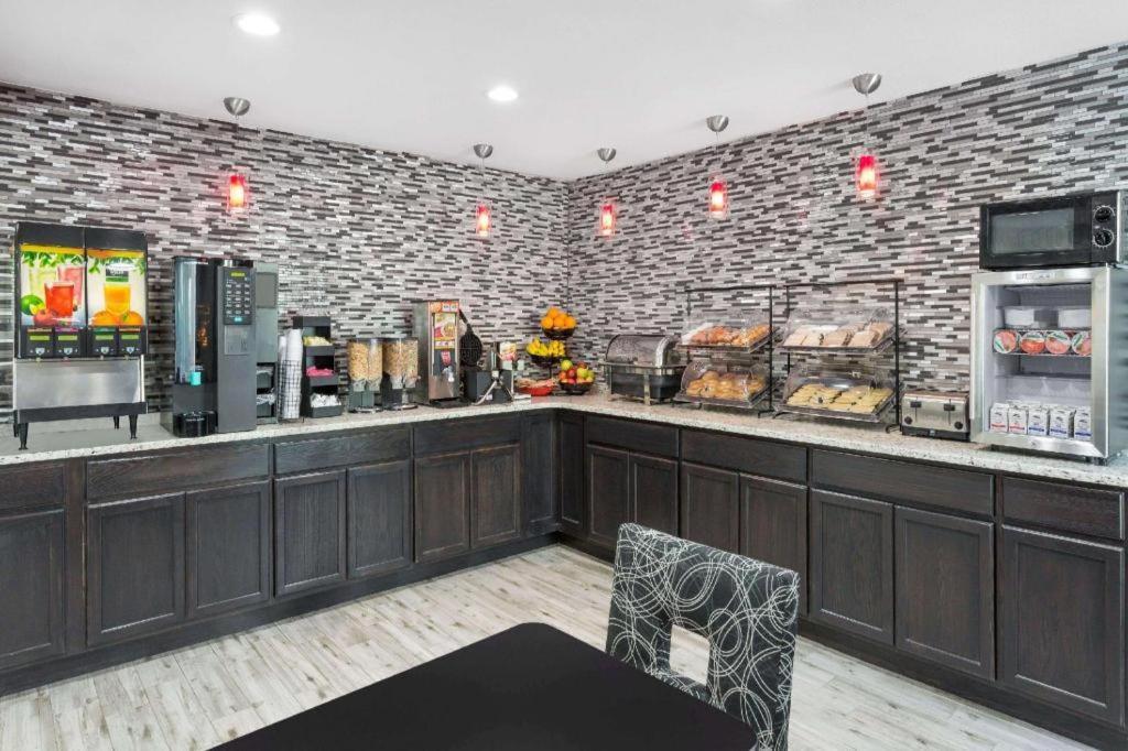 Clarion Pointe - Greensboro Coliseum Area Экстерьер фото