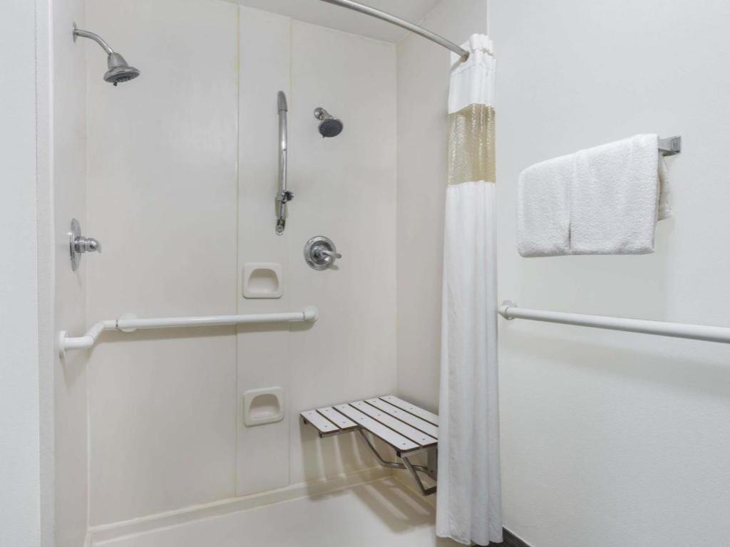 Clarion Pointe - Greensboro Coliseum Area Экстерьер фото